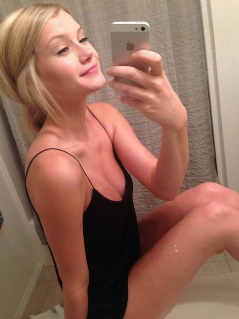 Блондинка в домашней обстановке позирует голышом перед зеркалом порно фото