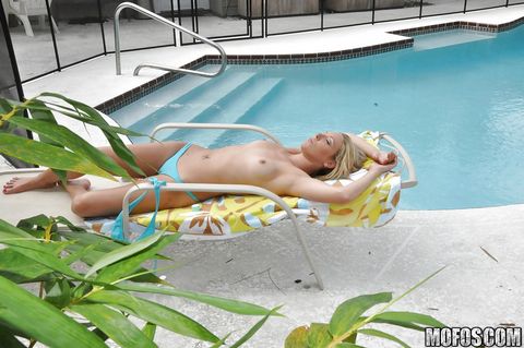 Татуированная блондинка трахается раком у бассейна порно фото