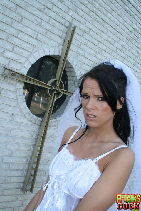 Очень красивая невеста Jennifer Dark впускает гигантского черного змея в свою бритую киску